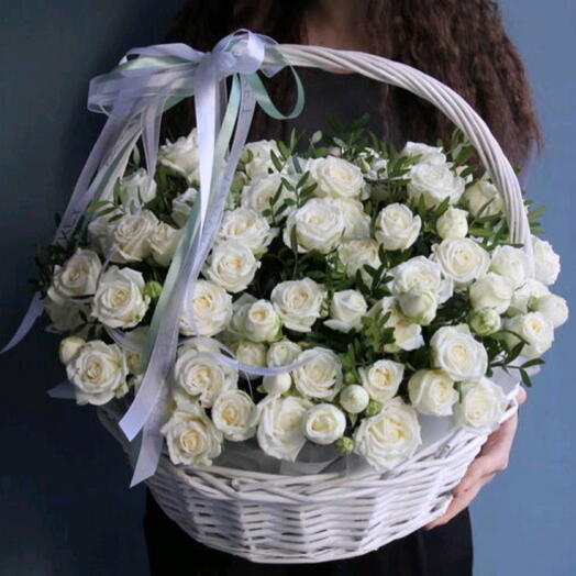 🌿🤍Композиция в корзине с белыми кустовыми розами