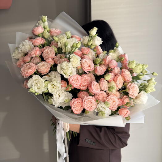 Букет из кустовых пион роз и эустомы "Молекула Rose" (размер L)