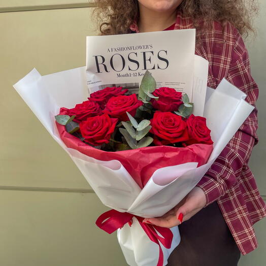 Букет из красных роз с эвкалиптом