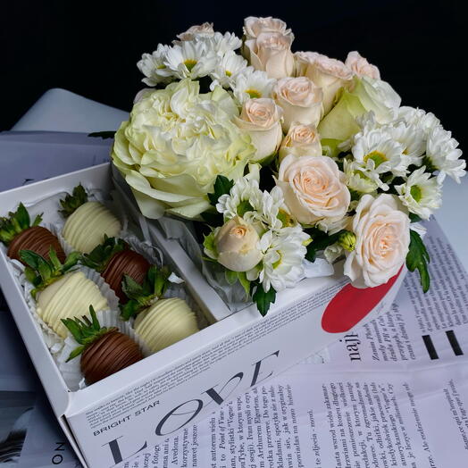 Клубника в бельгийском шоколаде с цветами в прозрачной сумочке
