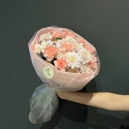 Круглый букет из хризантем и диантусов