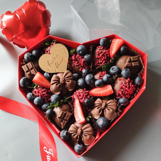Клубника в шоколаде с голубикой и шариком в подарок любимой маме