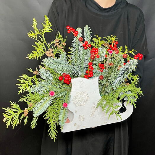 Новогодняя композиция с нобилисом, илексом и декором. Серебряные коньки