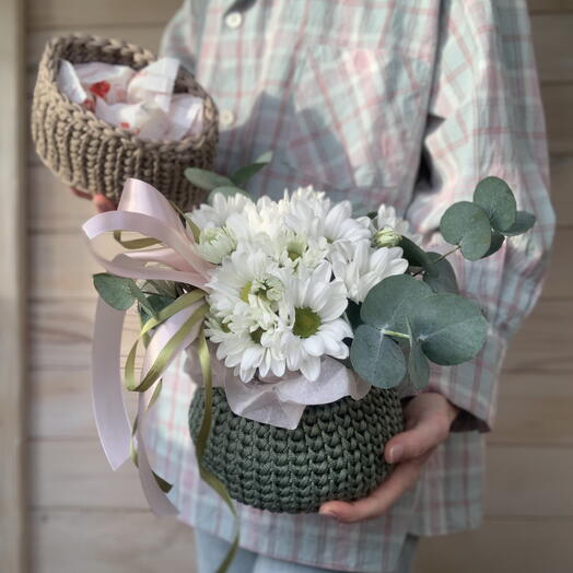 Букет цветов, конфеты и тушь от Vivienne Sabo в подарок