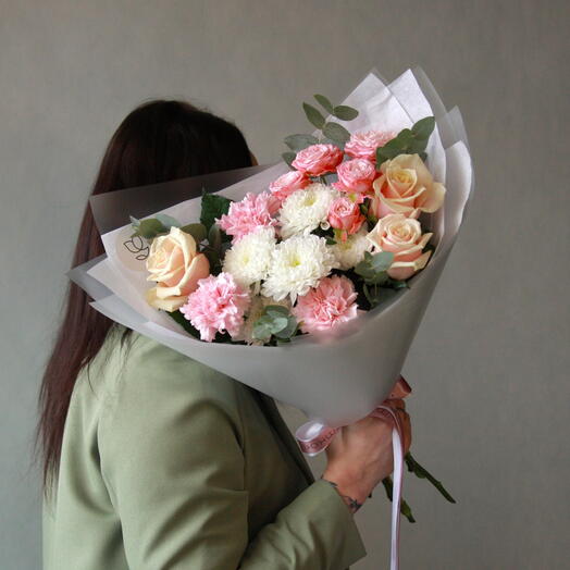 Букет с нежными кустовыми пионовидными розами, хризантемой и диантусами