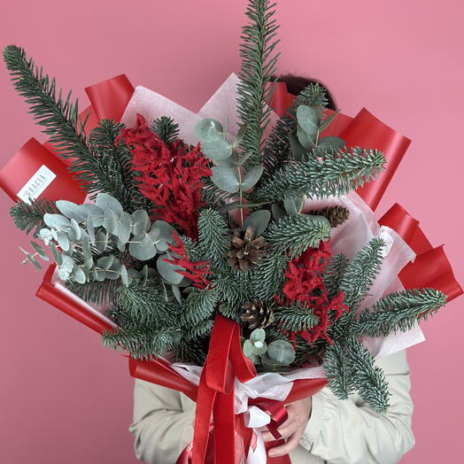 Зимний букет 26 из ароматного нобилиса и эвкалипта, украшенный еловыми шишками