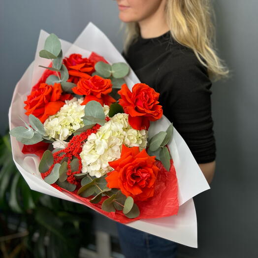 Алая роза с гортензией