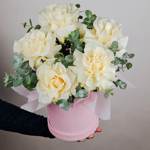 Белая премиум роза Мондиал с эвкалиптом