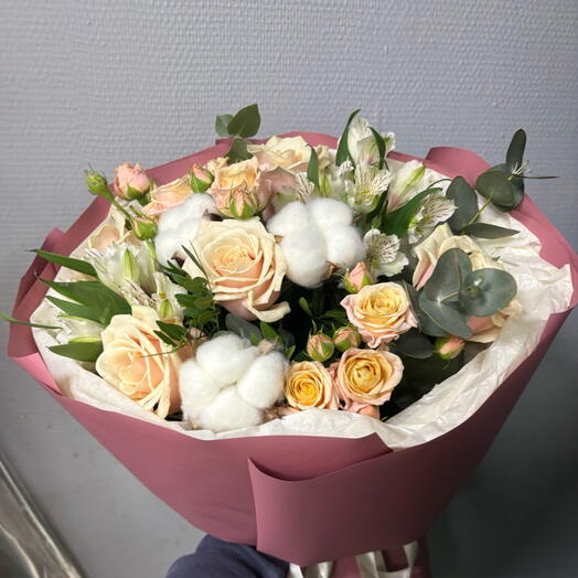 Букет с розами , альстромерие и хлопком