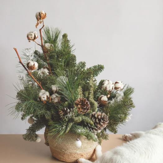 Большая корзина с натуральной благородной хвоей и хлопком