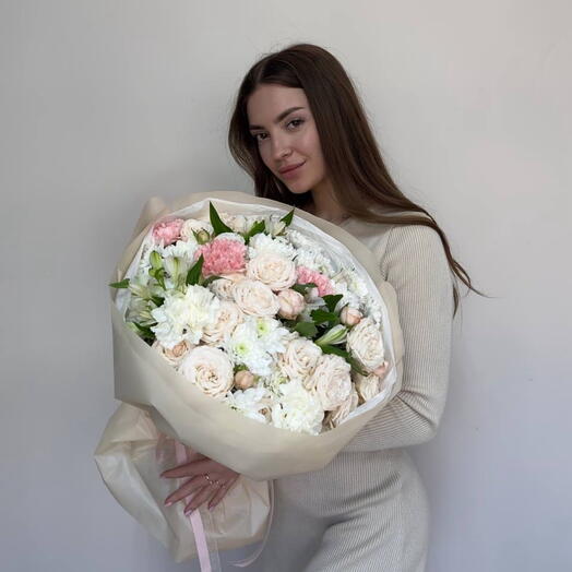 Авторский букет с кустовыми розами,альстромерией,диантусами и кустовой розой