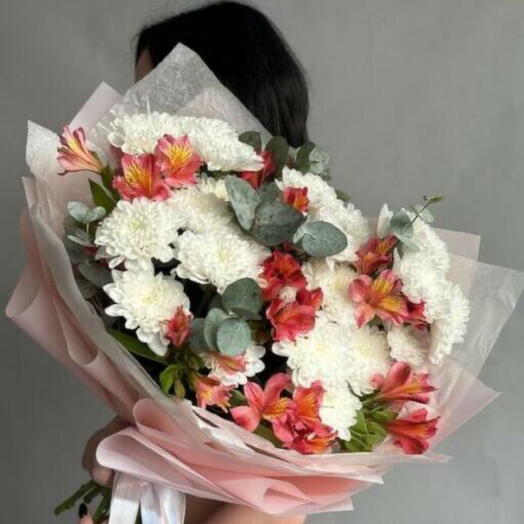 Яркий пышный букет с хризантемой и альстромерией