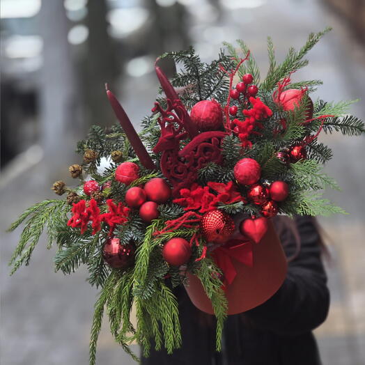 Новогодняя композиция из елки с игрушками🎄