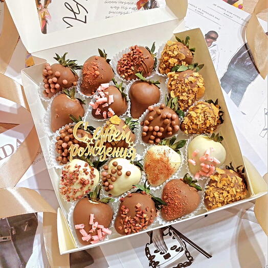 Клубника в бельгийском шоколаде 20 шт с топпером С ДНЕМ РОЖДЕНИЯ 🎁 🍾
