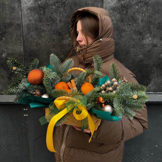 Елочная композиция в плетеной сумочке XS