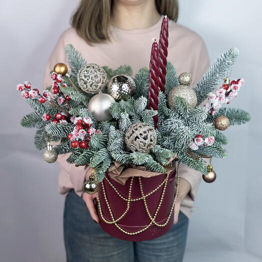 Зимняя композиция из нобилиса с елочными игрушками, бусами и свечами в шляпной коробке