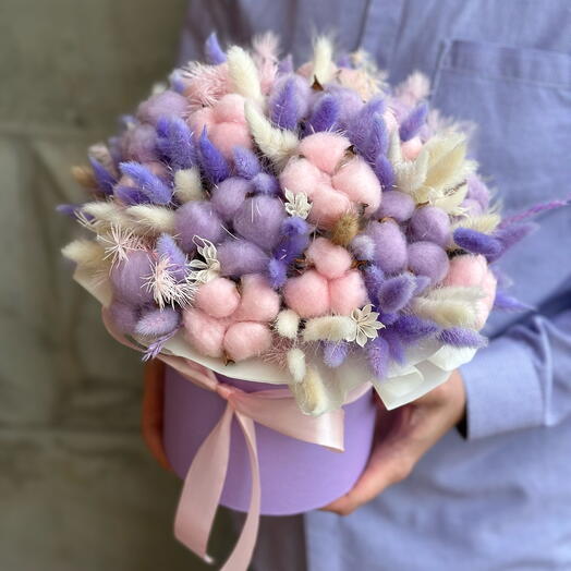 Composition of dried flowers in a hatbox