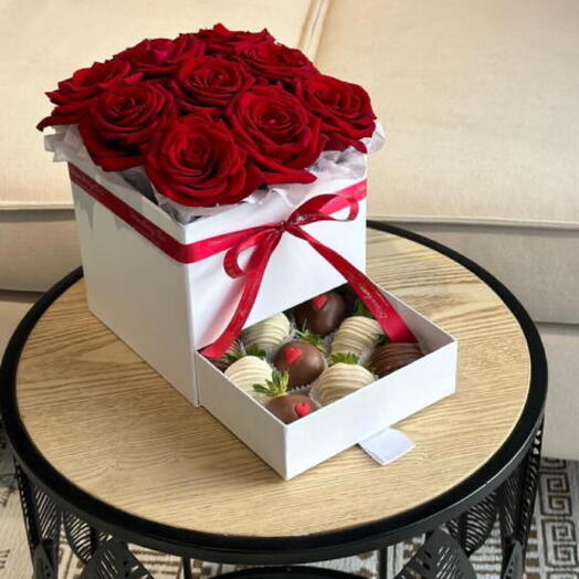 Шкатулка из клубники в шоколаде «Антелао»