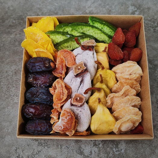 Подарочный фруктовый бокс с вялеными фруктами и ягодами
