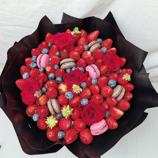 Ягодный букет из клубники с розами