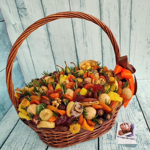 Корзина с сухофруктами и орехами