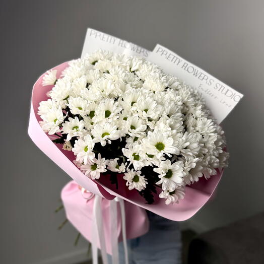 Букет 15 хризантем в оформлении