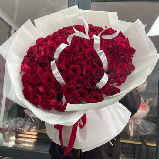 Luxurious bouquet of 101 roses