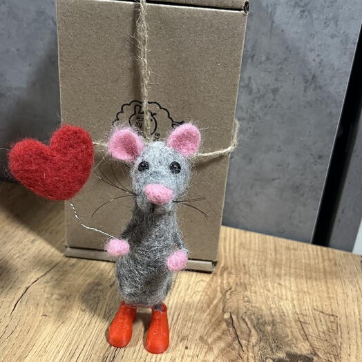 Ratón con fieltro hecho a mano
