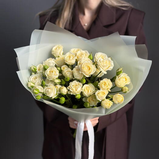 Monobucket made of white bush roses