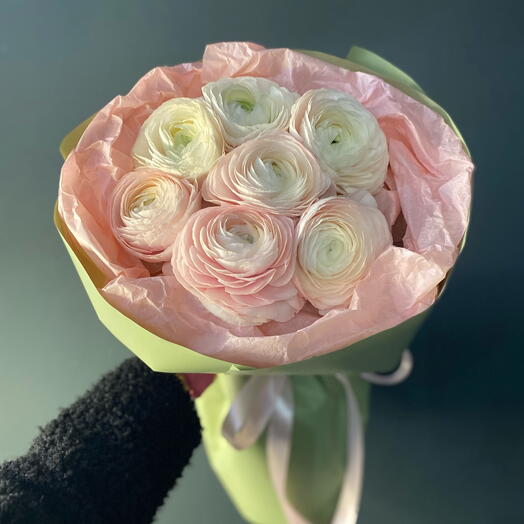 Нежный букет из ранункулюсов