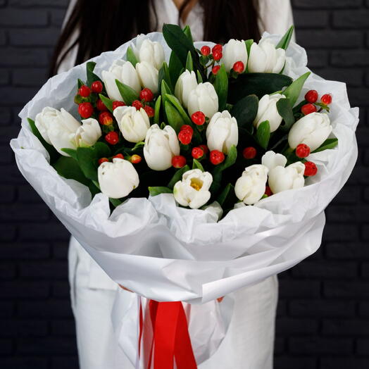 Белые тюльпаны с гиперикумом в дизайнерской упаковке (D063)