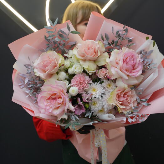 Розовые французские розы , кустовые розы белые и розовые , альстромерия и зелень