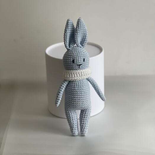 Зайка голубой  вязанная игрушка