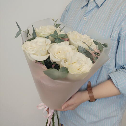 Букет из 5 белых эквадорских роз  и 4 эвкалипта