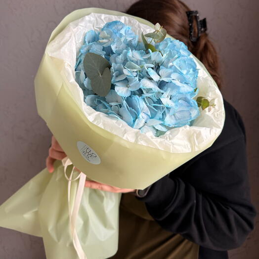 Букет комплимент с голубой гортензией