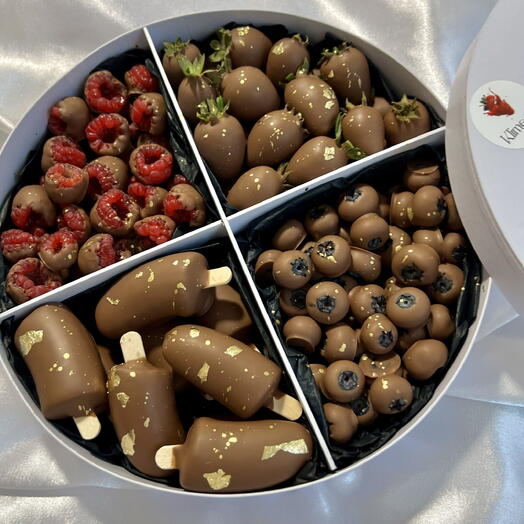 Клубника, малина, голубика, бананы в шоколаде, подарок любимой девушке