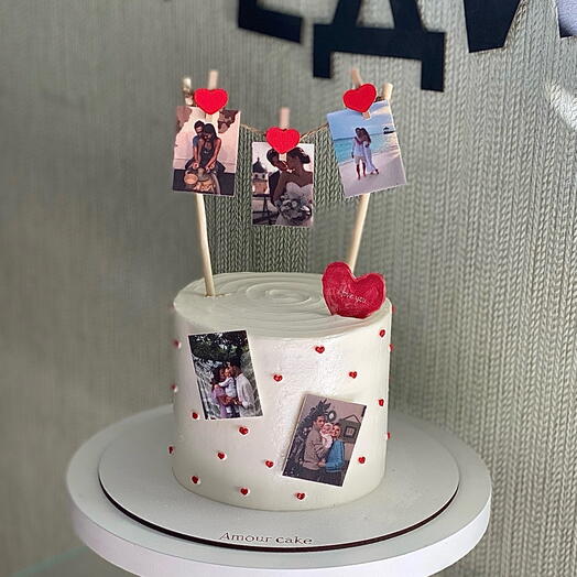 Торт на годовщину с сахарной печатью и сердечками