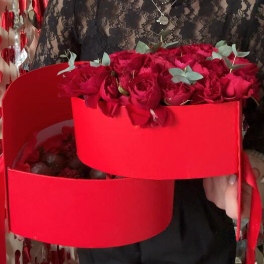 Подарочная коробочка «Сердце» цветы + клубника в шоколаде