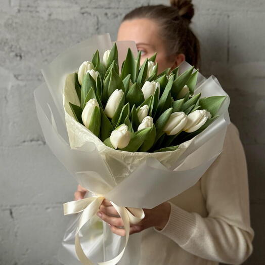 Пышный букет из белых тюльпанов