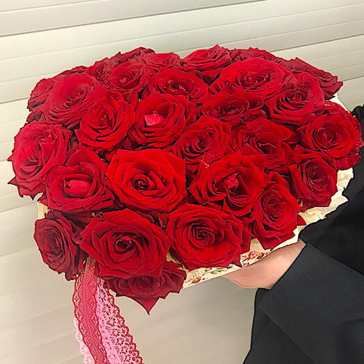Композиция 29 красных роз в сердце