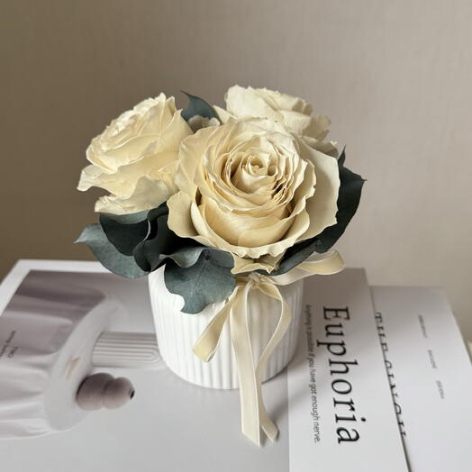 Композиция из трех стабилизированных роз