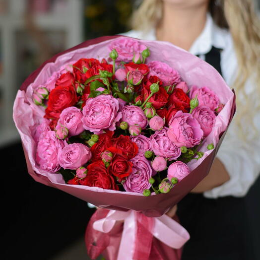 Букет цветов из пионовидных роз сорта Мисти Бабблз»
