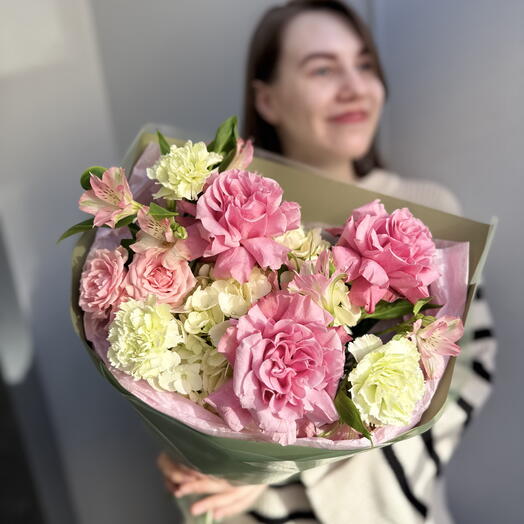 Букет с французскими розами, гортензией и кустовой розой