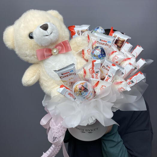 Коробка со сладостями и игрушкой медвежонок