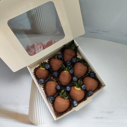 Клубника в шоколаде " Сладкий дуэт", набор из клубники в шоколаде Callebaut  и голубики, 9 ягод