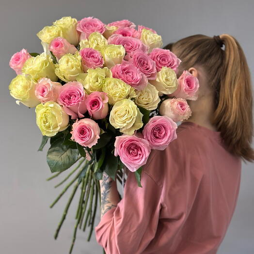 Букет из 35-ти роз 70см «8 Марта»