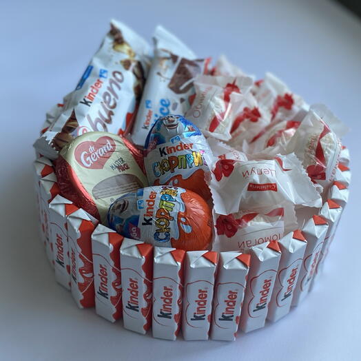 Сладкий подарок из киндеров