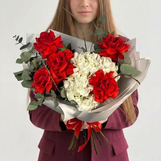 Букет с гортензией и красными розами с ветками на пасху