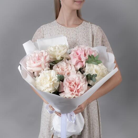 Букет из миксовых, французских роз с эвкалиптом