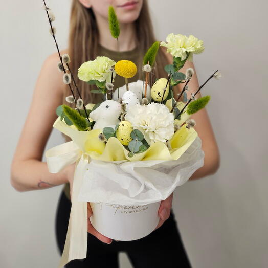 Весенний праздничный бокс с вербой, гвоздиками и сухоцветами в нежных оттенках